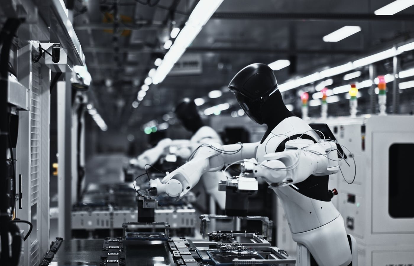 Robot AGIBOT G2 che operano su una linea produttiva di elettronica