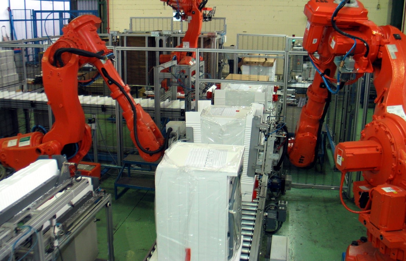 Robot industriali che manipolano imballaggi in una linea di packaging automatizzata