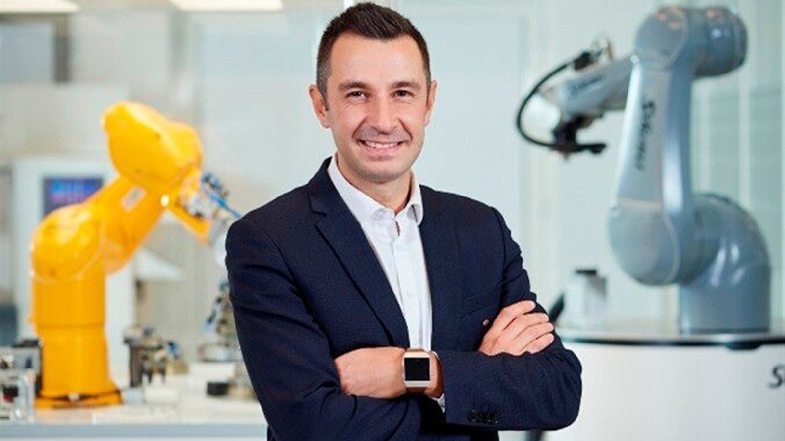 Adrien Brouillard di Stäubli, nuovo vice presidente IFR, davanti a robot industriali
