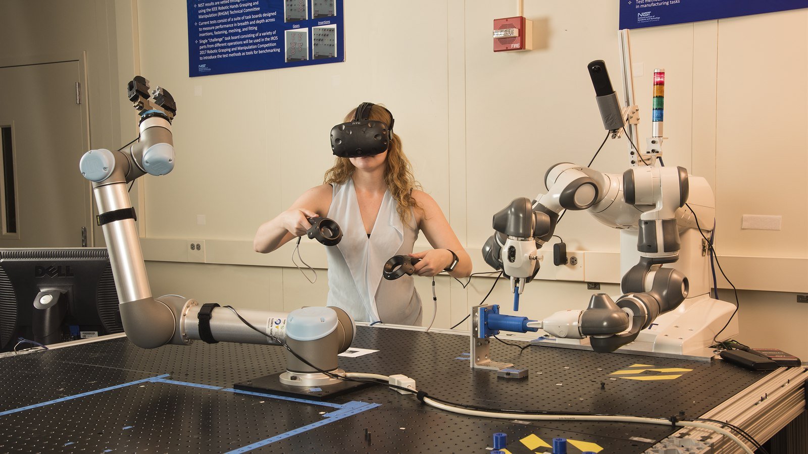 Operatore con visore VR che guida un robot da una sala di teleoperazione