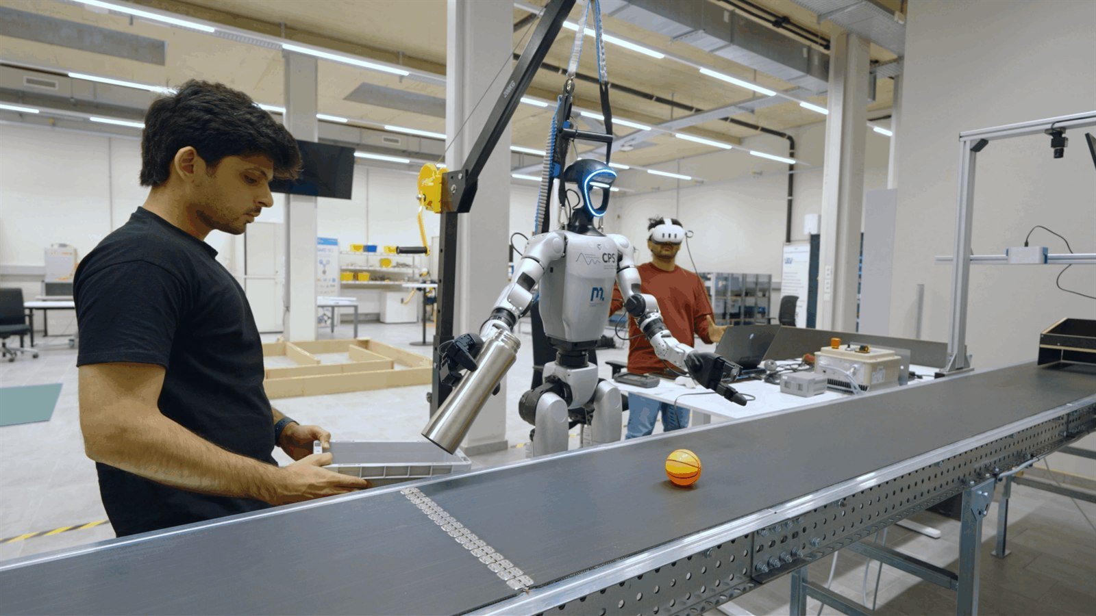 Robot umanoide in una cella di test controllata con operatore remoto dietro una vetrata