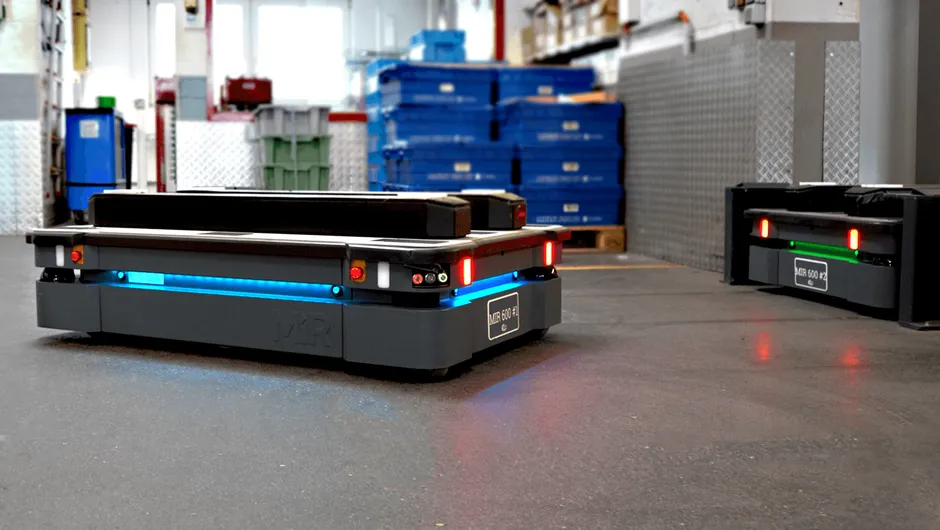 Robot mobile autonomo che trasporta componenti in fabbrica