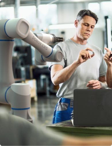 Operatore e cobot collaborano su una linea di assemblaggio