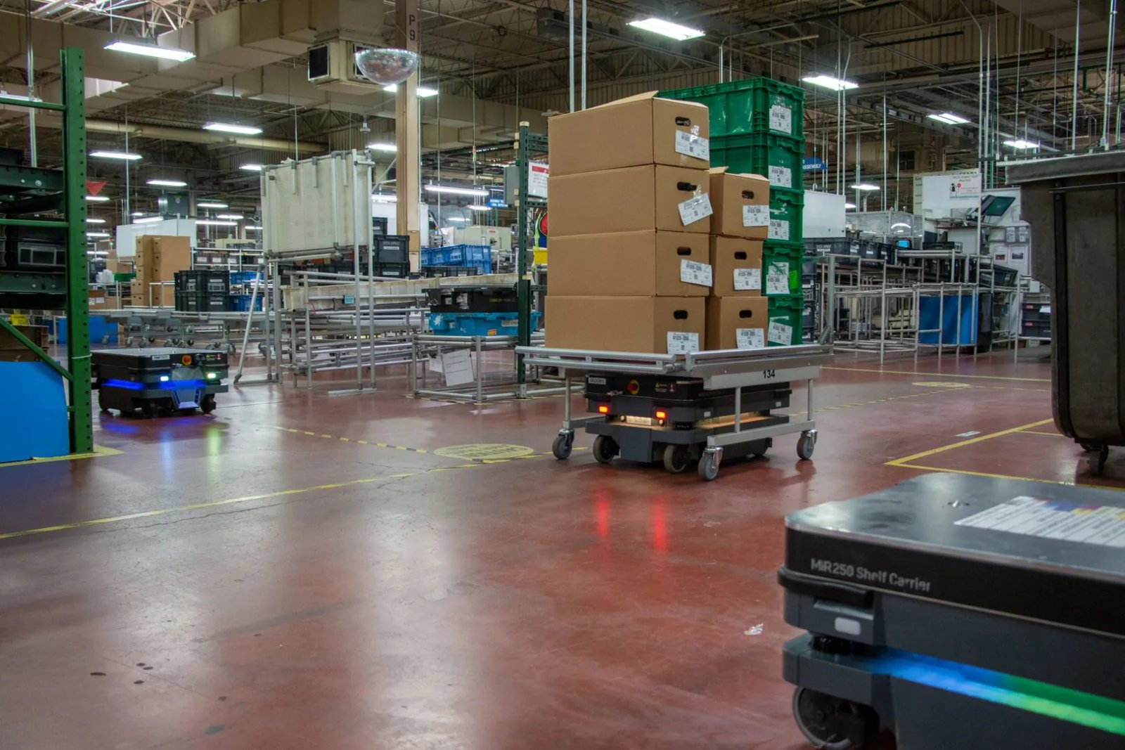 MiR250 attraversa corridoio condiviso con operatori