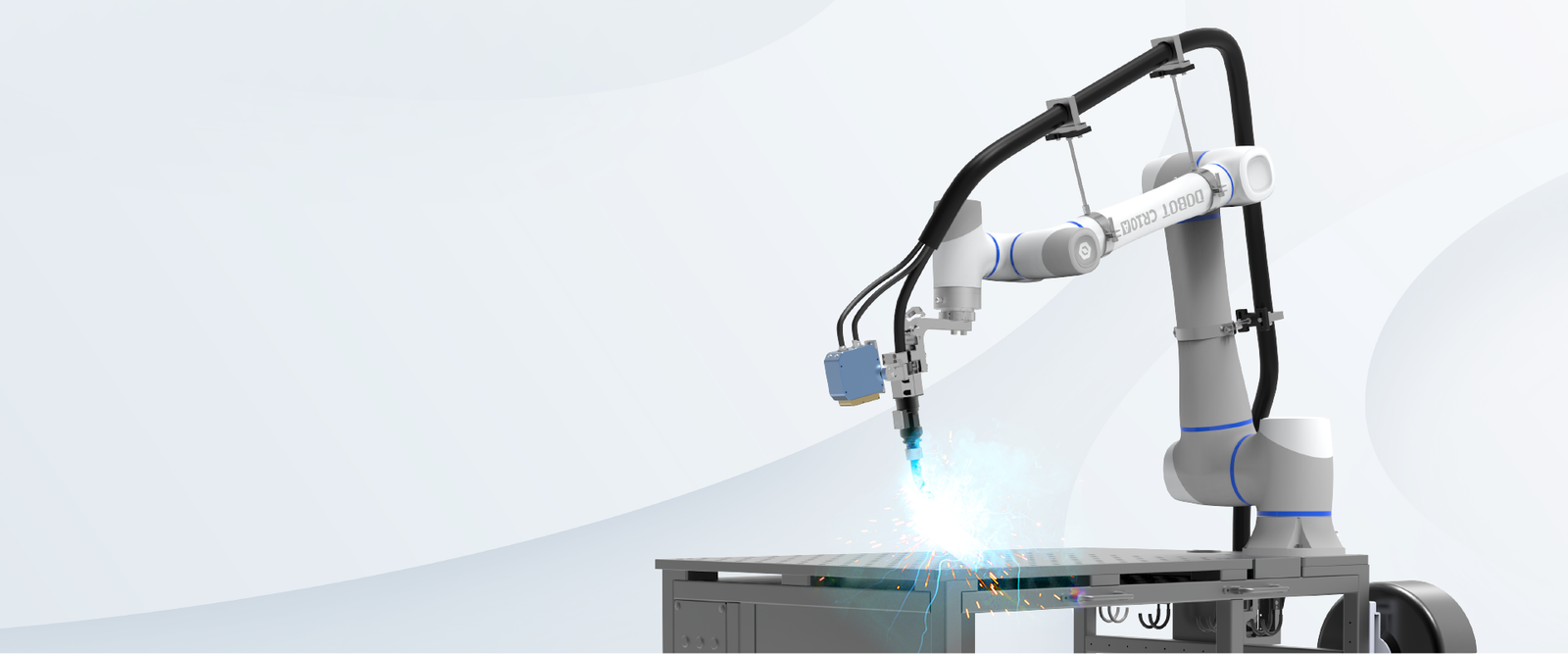 Braccio robotico esegue una saldatura automatizzata