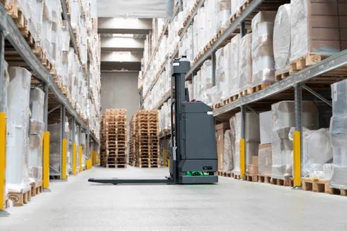 Operatore coordina un MiR in magazzino con pallet in corsia